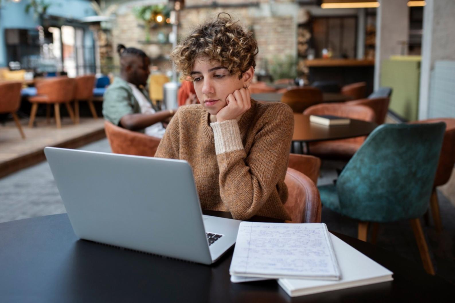 Sessione pratica di manicure con strumenti professionali