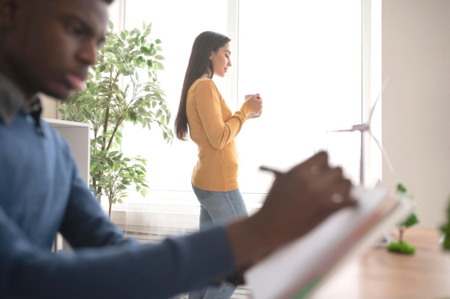 Ambiente di studio con postazioni individuali per la pratica