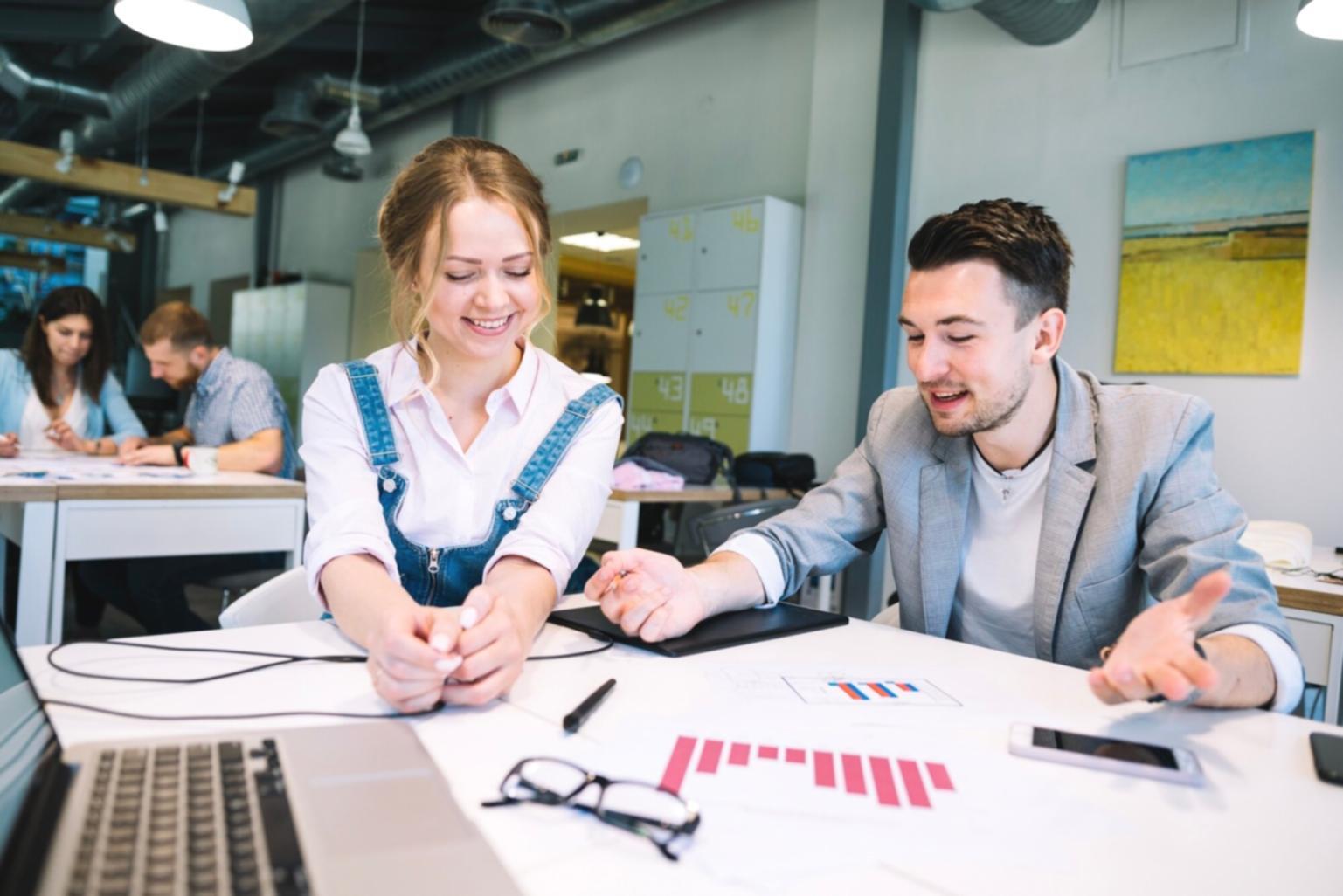Sessione di formazione pratica manicure con strumenti professionali